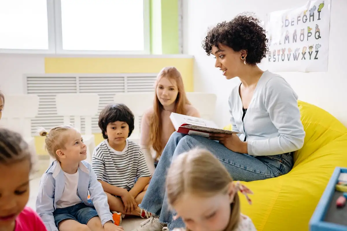 Cô giáo dạy trẻ làm quen với tiếng Anh