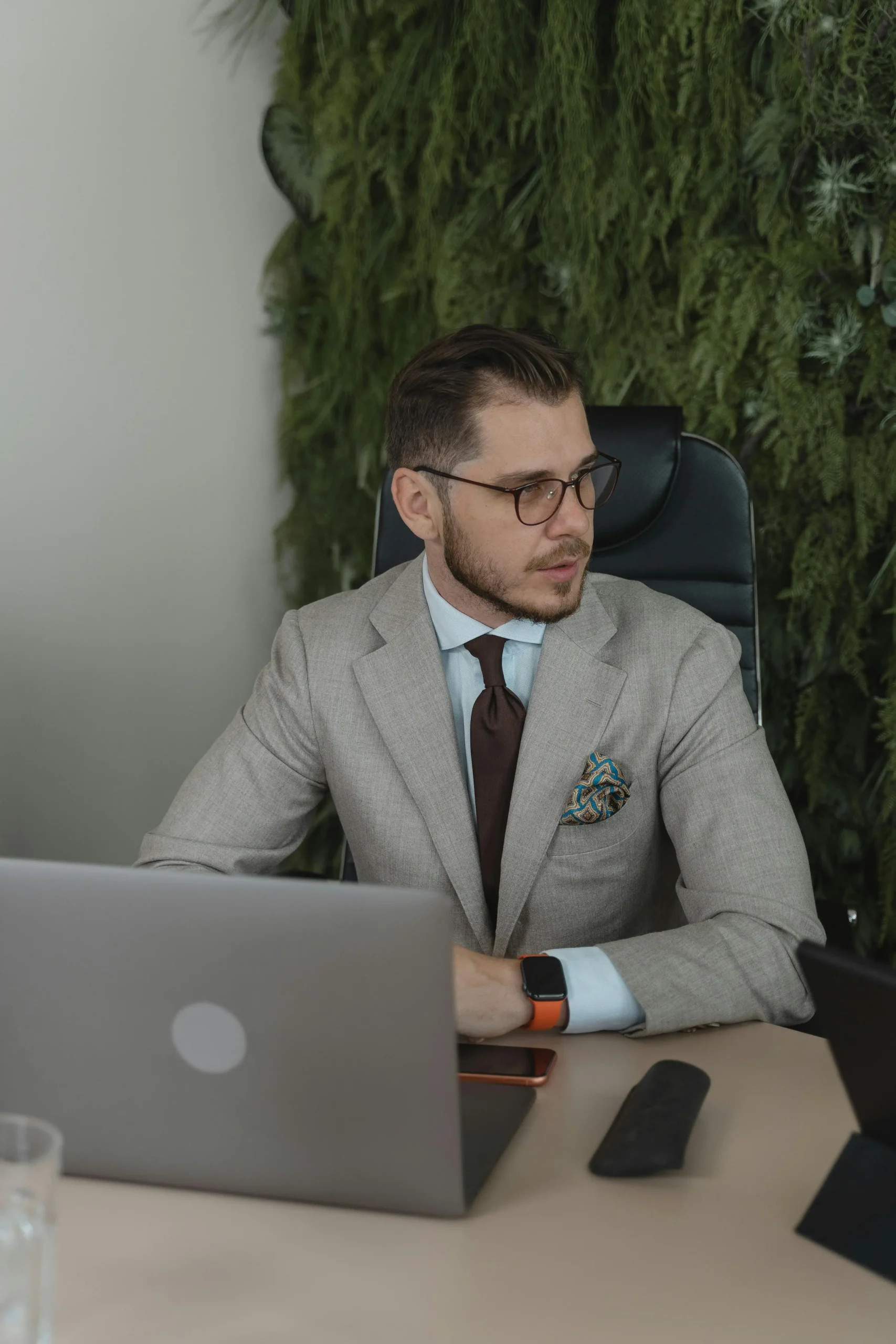 Cô giáo tóc vàng trao chứng nhận hoàn thành khóa luyện thi APTIS C1 cho học viên